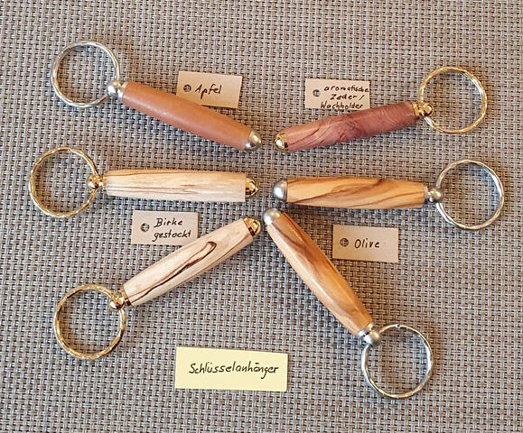 Von all diesen Schlüsselanhänger gibt es diverse Holzausführungen. anfrage per Telefon.