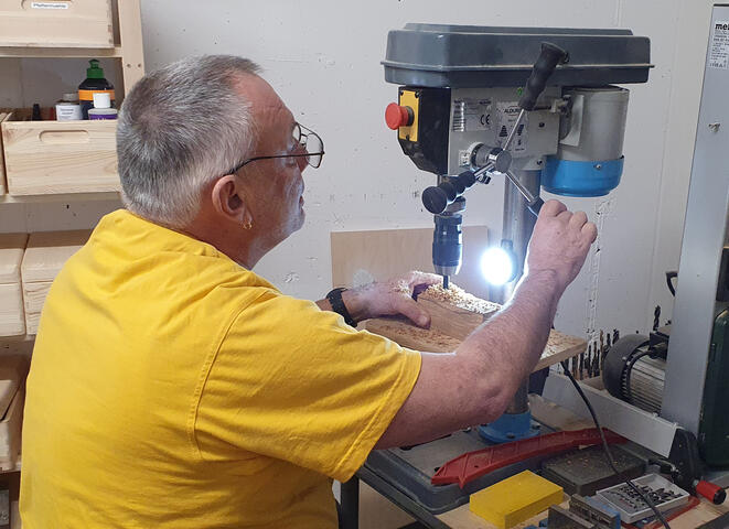 Bohren des Einfüllloches bei der Muskatmühle